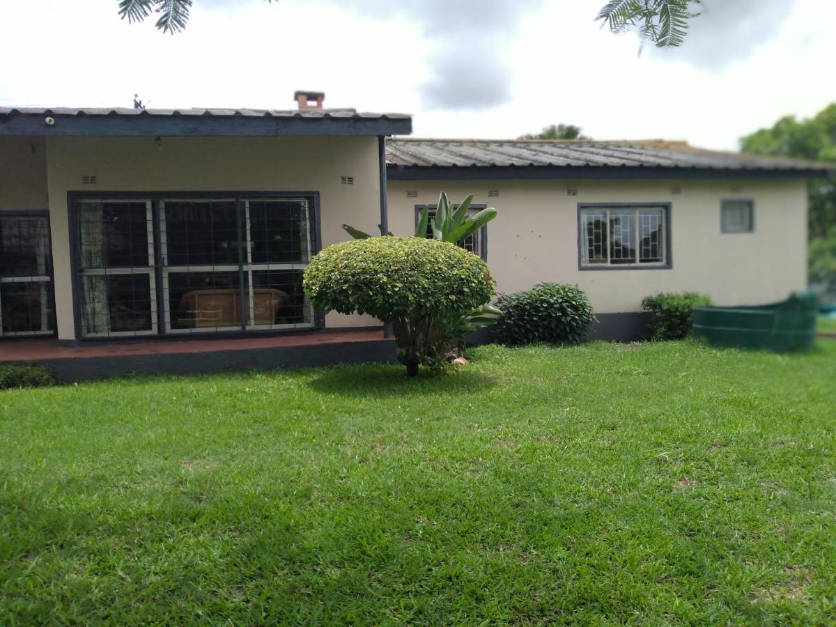 Reed Mat Lodge Λουσάκα Εξωτερικό φωτογραφία